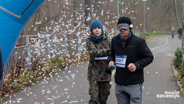 Fot. Robert Stachnik [Radio Szczecin] Pobiegli w ciemno, w geście solidarności z niewidomymi [WIDEO, ZDJĘCIA]