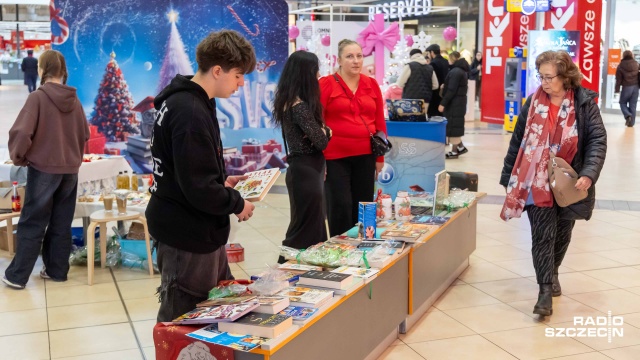 Fot. Robert Stachnik [Radio Szczecin] Można kupić książkę lub świąteczną ozdobę i pomóc dzieciom [WIDEO, ZDJĘCIA]