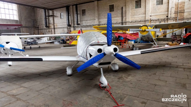 Fot. Robert Stachnik [Radio Szczecin] "Ten konflikt musi się zakończyć". Radni na lotnisku w Dąbiu [WIDEO, ZDJĘCIA]