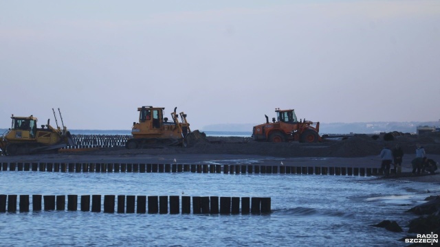 Fot. Przemysław Polanin [Radio Szczecin] Trwa poszerzanie plaży w Kołobrzegu [ZDJĘCIA]