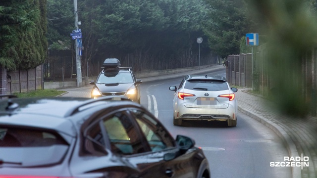 Fot. Robert Stachnik [Radio Szczecin] "Wypadek za wypadkiem". Mieszkańcy skarżą się na sytuację na ul. Miodowej [WIDEO]