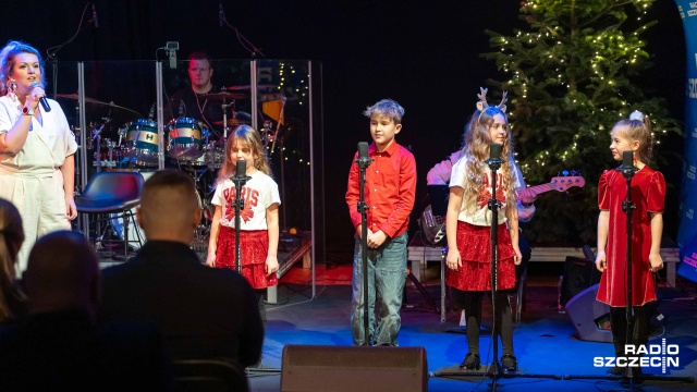 Fot. Robert Stachnik [Radio Szczecin] Szczecińscy artyści, odznaczenia wieloletnich pracowników - świąteczny koncert w Radiu Szczecin [WIDEO, ZDJĘCIA]