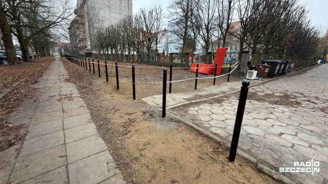 Fot. Robert Stachnik [Radio Szczecin] Nowe słupki oddzielają trawnik od chodnika [ZDJĘCIA]