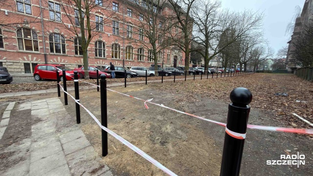 Fot. Robert Stachnik [Radio Szczecin] Nowe słupki oddzielają trawnik od chodnika [ZDJĘCIA]