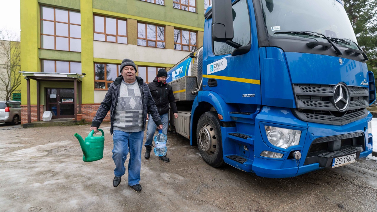 Awaria wodociągu przy ulicy Akwarelowej w Szczecinie [ZDJĘCIA]