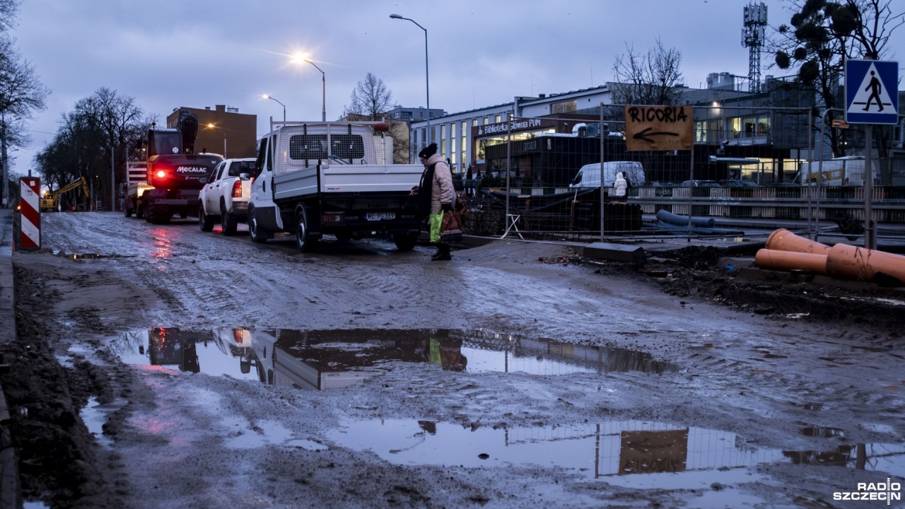 "Tutaj jest bagno." Remont al. Powstańców Wielkopolskich potrwa jeszcze dłużej [WIDEO, ZDJĘCIA]