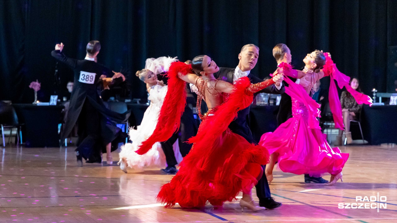 Międzypokoleniowe tańce (towarzyskie) w hali sportowej SP nr 35 [WIDEO, ZDJĘCIA]