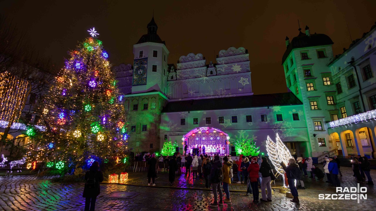 Choinka rozbłysła na dziedzińcu Zamku Książąt Pomorskich [ZDJĘCIA]