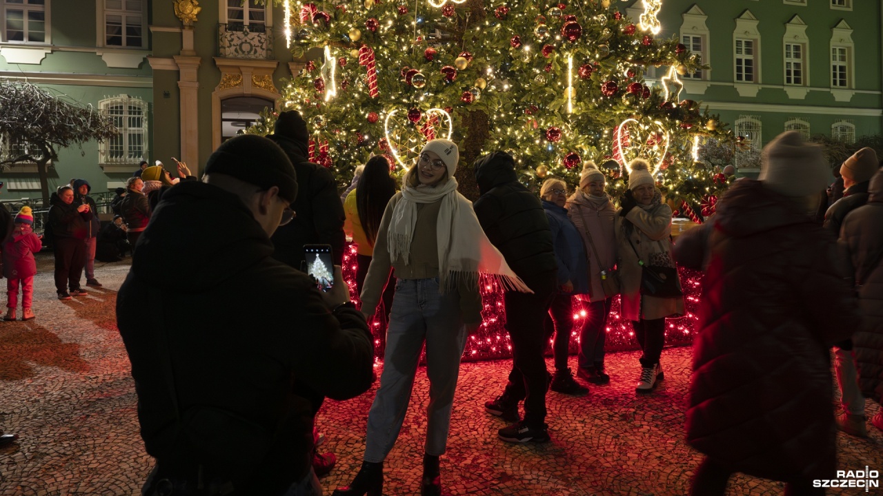 Świąteczna iluminacja przed Urzędem Miasta Szczecin. "Niech się ludzie pocieszą..."