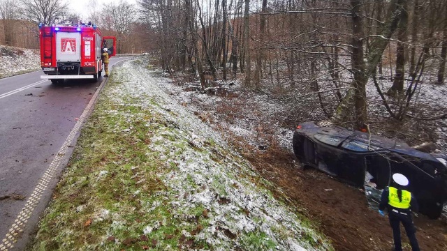 Kierowca był zakleszczony w pojeździe, uwolnili go strażacy.