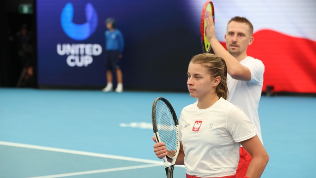 Maja Chwalińska i Jan Zieliński przypieczętowali zwycięstwo Polski nad Kazachstanem 3:0 w półfinale tenisowego turnieju United Cup w Australii. W grze mieszanej wygrali z Żibek Kułambajewą i Aleksandrem Szewczenką 6:4, 6:1. W niedzielnym finale biało-czerwoni zmierzą się z USA lub Czechami.