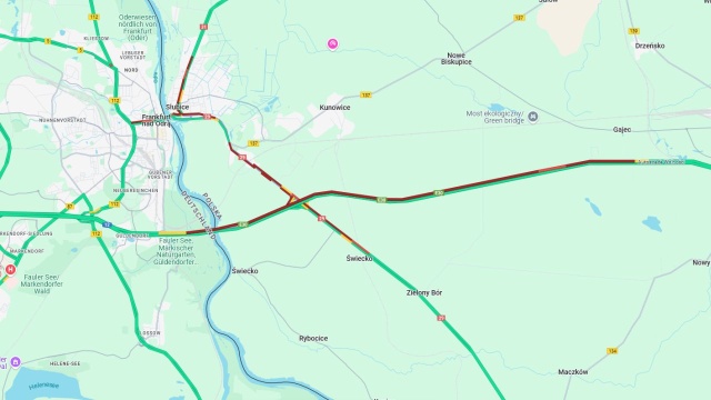 Ponad 12 kilometrów długości ma kolejka ciężarówek czekających na wjazd do Niemiec autostradą A2 przez Świecko. To skutek kontroli, jakie Niemcy prowadzą po swojej stronie autostrady i tego, że TIR-y nie są w niedziele wpuszczane do Niemiec. Muszą czekać na wjazd do poniedziałku.