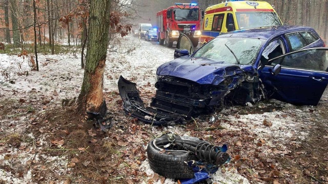 Dwie osoby poszkodowane w wypadku na drodze wojewódzkiej 111 w powiecie goleniowskim.