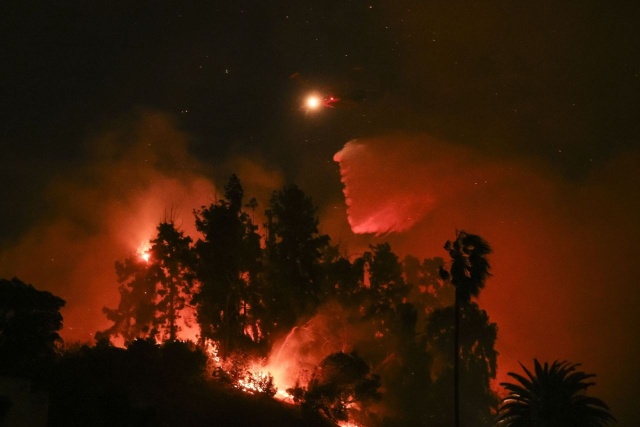 Do pięciu wzrosła liczba śmiertelnych ofiar pożarów, które pustoszą Los Angeles. Ogień strawił tysiące hektarów. Z dymem poszło ponad 1100 budynków. Jak dotąd strażacy przegrywają walkę z pożarami.