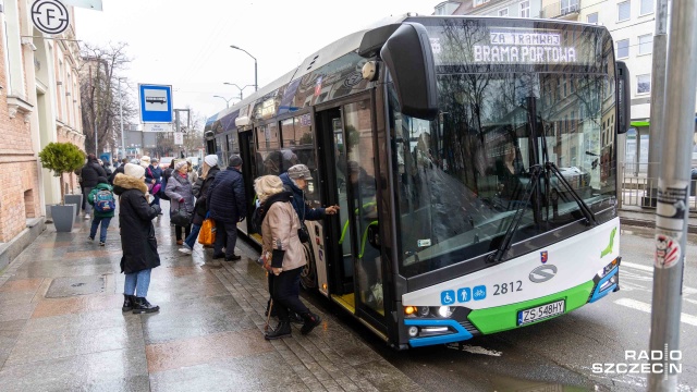 Skrócone linie tramwajowe, autobusy zastępcze i niewiele informacji - to komunikacyjne pokłosie niedzielnej awarii wodociągu przy ulicy Narutowicza w Szczecinie.