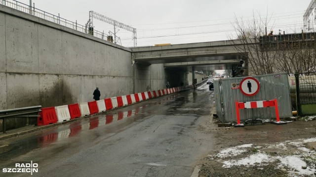 Na wyrwy i rozlewiska uskarżają się kierowcy zmuszeni do przejechania ulicą Pierwszej Brygady pod niedawno otwartym wiaduktem.