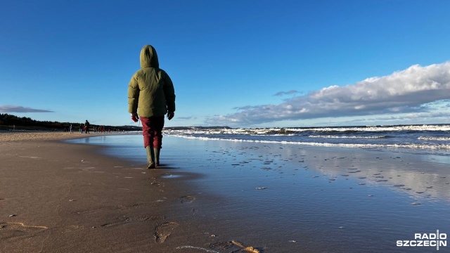 Dwa stopnie, na zmianę deszcz, śnieg i tylko trochę słońca. Taka aura panuje w Świnoujściu od kilku dni, a zapowiedzi synoptyków nie wskazują na poprawę.