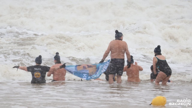 W Kołobrzegu rozpoczął się Styczniowy Spontan, czyli zlot miłośników morsowania. Na miejscowej plaży nie brakuje osób, którym zimowa aura nie jest straszna.