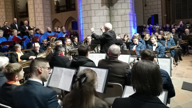 Tłumy słuchaczy zgromadził koncert kolęd i pastorałek w stargardzkiej Kolegiacie, w wykonaniu orkiestry Młodzieżowego Ośrodka Socjoterapii, której towarzyszyli profesjonalni muzycy i wokaliści szczecińskiej Opery, Filharmonii, Opery na Zamku, a także artyści ze Stargardu.