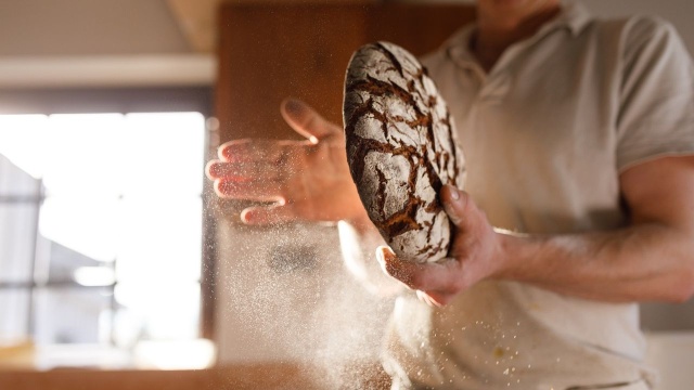 To tylko pozorne oszczędności - tak o kupowaniu tańszego, masowo produkowanego pieczywa mówią właściciele niewielkich piekarni.