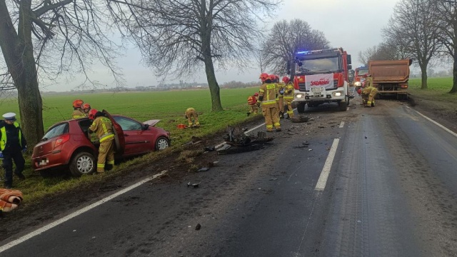 Zderzenie osobówki z ciężarówką na wyjeździe ze Stargardu w stronę Pyrzyc na drodze wojewódzkiej nr 106.