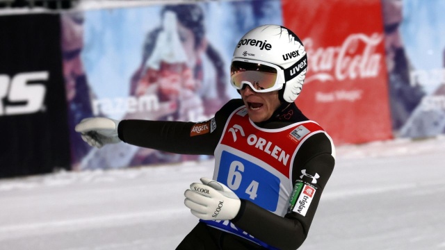 Aleksander Zniszczoł, Kamil Stoch, Dawid Kubacki i Paweł Wąsek zajęli piąte miejsce w drużynowym konkursie Pucharu Świata w skokach narciarskich w Zakopanem. Wygrali Austriacy przed Słoweńcami i Norwegami.