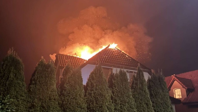 Osiem zastępów straży pożarnej gasiło pożar domu jednorodzinnego w Nowogardzie.