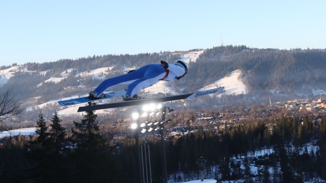 Paweł Wąsek był piąty, Kamil Stoch 24., a Dawid Kubacki 26. w niedzielnym konkursie Pucharu Świata w skokach narciarskich w Zakopanem. Aleksander Zniszczoł i Jakub Wolny odpadli po pierwszej serii. Zwycięstwo odniósł Austriak Daniel Tschofenig.