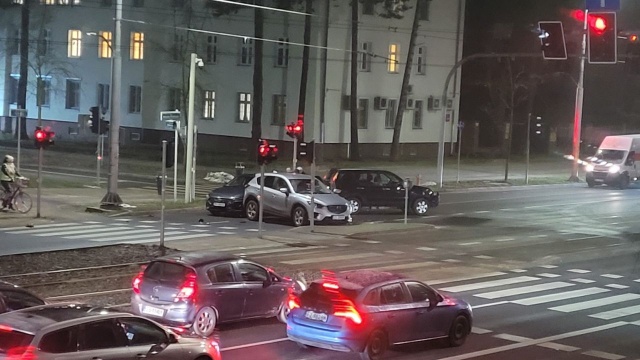 Na skrzyżowaniu ul. Zaleskiego z al. Wojska Polskiego doszło do kolizji. W zdarzeniu brały udział trzy samochody.