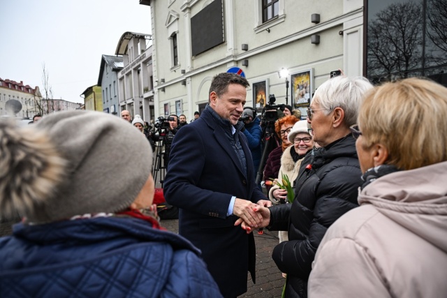 Chciałbym, aby program szkoła dla seniora obowiązywał w całej Polsce - powiedział we wtorek w Białogardzie prezydent Warszawy, wiceprzewodniczący PO, kandydat KO na prezydenta RP Rafał Trzaskowski.