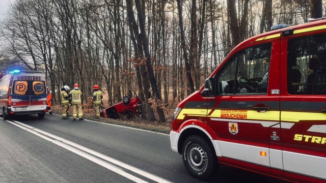 Auto wypadło z drogi i stoczyło się ze skarpy do rowy. Do zdarzenia doszło na drodze wojewódzkiej nr 167 w miejscowości Słonino w powiecie białogardzkim. Ranne zostały dwie osoby. Droga jest zablokowana.