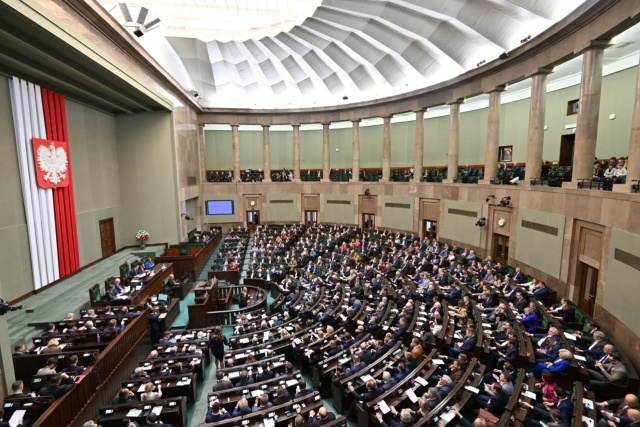 Koalicja rządząca za, opozycja przeciw. W Sejmie ważą się losy tak zwanej ustawy Lex Romanowski.