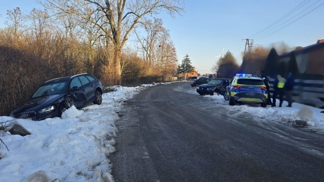 23-latek bez uprawnień i z sądowym zakazem prowadzenia pojazdów spowodował wypadek. Na oblodzonej drodze w miejscowości Gruszewo w powiecie białogardzkim zderzyły się dwie osobówki.