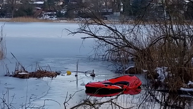 Dryfujący ponton na jeziorze Rakowo Duże w Złocieńcu. Trwają poszukiwania na wodzie i z powietrza.