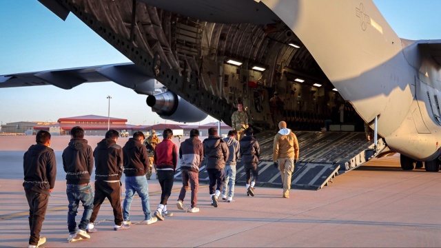 Administracja Donalda Trumpa rozpoczęła deportacje imigrantów, którzy nielegalnie przedostali się na terytorium Stanów Zjednoczonych, poinformował Biały Dom. Według służb granicznych jak dotąd aresztowano ponad 500 osób.