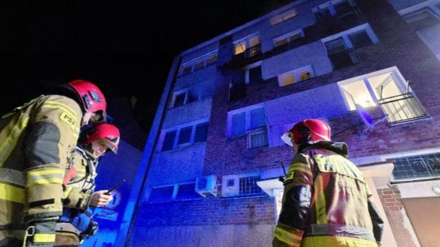 Jedna osoba została ranna w pożarze mieszkania w Kamieniu Pomorskim. Ogień pojawił się w lokalu na trzecim piętrze, chwilę po północy.