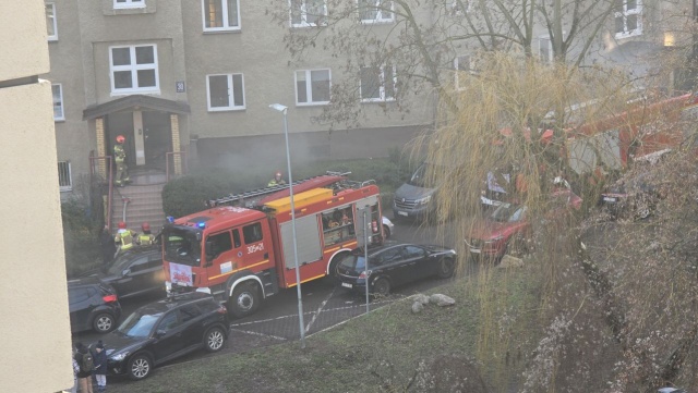 Strażacy dogaszają pożar piwnicy w kamienicy przy ul. Niedużej w Szczecinie. 10 osób ewakuowało się z budynku jeszcze przed przyjazdem strażaków, dwie kolejne po rozpoczęciu gaszenia.