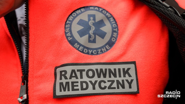 Ratownicy walczą o życie potrąconej osoby w Trzebieży w powiecie polickim. Do zdarzenia doszło na ulicy Kościuszki na wysokości marketu spożywczego.