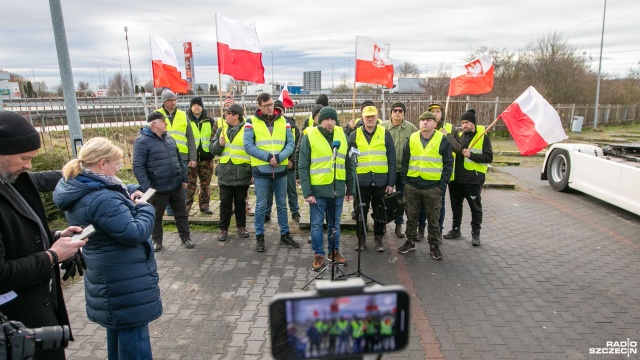 Rolnicy z województwa zachodniopomorskiego domagają się zaostrzenia kontroli transportu zwierząt na granicy z Niemcami.