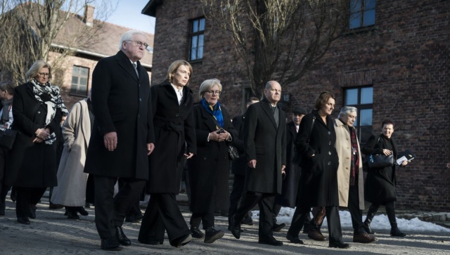 Główna ceremonia 80. rocznicy wyzwolenia niemieckiego obozu Auschwitz rozpoczęła się w namiocie ustawionym przed historyczną bramą główną byłego obozu Auschwitz II-Birkenau. Uczestniczy w niej ponad 50 byłych więźniów.