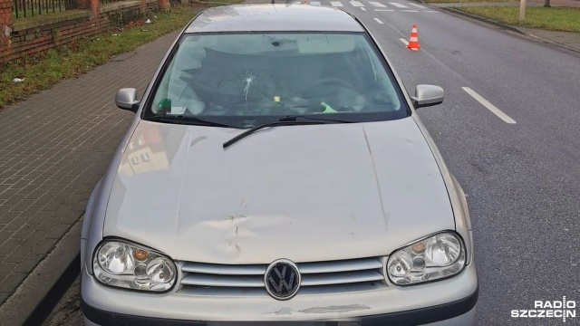 Kierujący volkswagenem potrącił przechodzącą przez przejście dla pieszych 73-latkę.