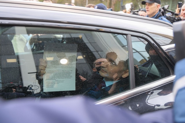 Były minister sprawiedliwości Zbigniew Ziobro jest w trakcie doprowadzania przez policję przed komisję. Polityk wcześniej udzielał wywiadu w jednej ze stacji telewizyjnych w Warszawie.