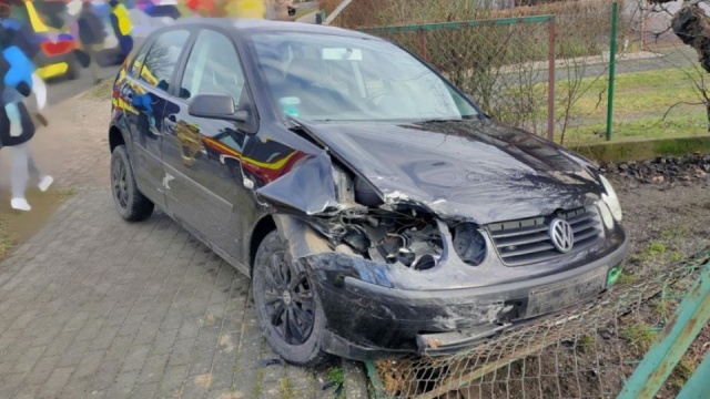 Kierująca volkswagenem kobieta, prawdopodobnie z powodu zasłabnięcia, zjechała z drogi, uderzyła w zaparkowaną mazdę, a następnie w ogrodzenie posesji.