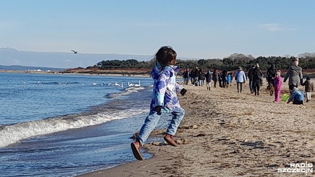 Za nami pierwszy dzień ferii dla uczniów z województwa zachodniopomorskiego. Choć tego rodzaju przerwa od nauki kojarzy się z wypoczynkiem w górach, to jednak sporo rodzin postanowiło spędzić ten czas nad morzem.