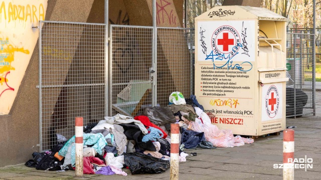 Kontenery na odzież nie są koszami na śmieci - przypomina Polski Czerwony Krzyż. Od tego roku szczecinianie są zobowiązani do segregacji tekstyliów.