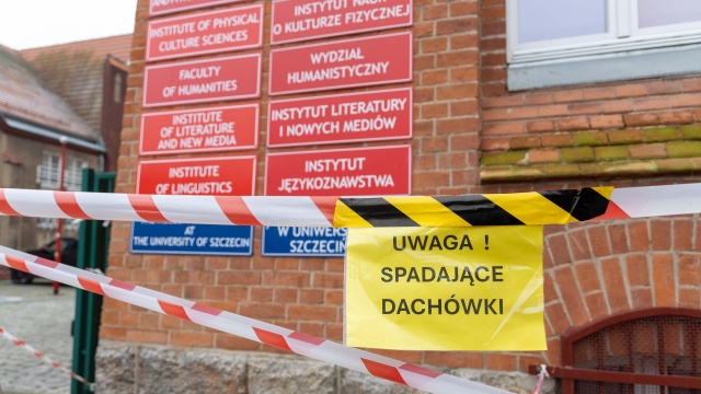 Chodzi o kampus przy ulicy Sowińskiego i spadające tam dachówki. Przechodniów przez kilka dni zabezpieczał przed nimi ustawiony przy ścianie budynku śmietnik z napisem Uwaga, spadające dachówki.