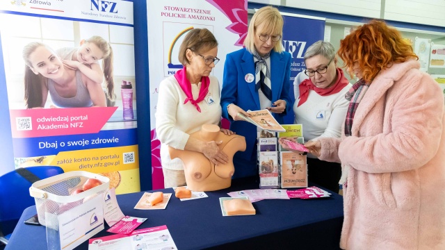 Profilaktyka ratuje życie. Polickie Amazonki uczyły szczecinianki samobadania piersi na fantomach.