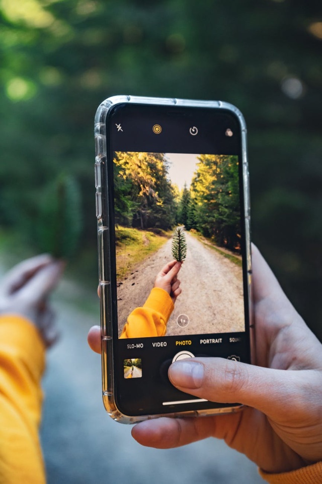 Jakiś czas temu potrzebny był dobry aparat fotograficzny, aby zrobić piękne zdjęcie. Jak jest teraz Współczesne smartfony doskonale sobie radzą z fotografią cyfrową. Mają tę przewagę nad aparatem, że można je zabrać wszędzie i mamy je ciągle przy sobie. Oczywiście samo posiadanie smartfonu nie uczyni z nas fotograficznego guru. Warto poznać zasady, które przeniosą twoje umiejętności na wyższy poziom. Podpowiadamy zatem, jak robić lepsze zdjęcia telefonem.