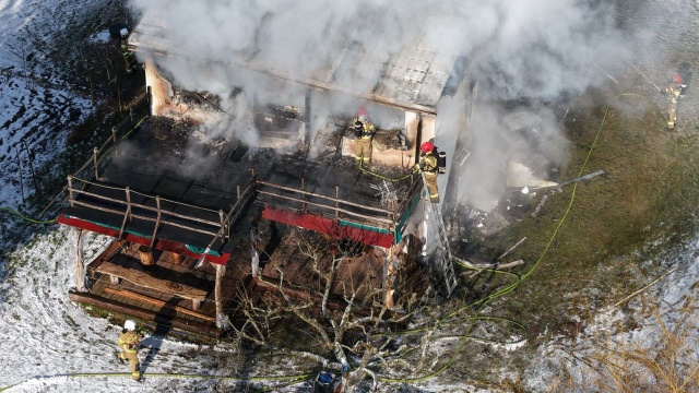 Niecodzienna akcja gaśnicza szczecineckich strażaków. Płonął budynek na wyspie na jeziorze Wielimie.