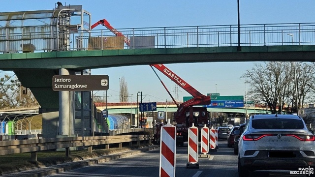 Trwa naprawa uszkodzonych dwóch wind na kładce przy ul. Hangarowej. Urządzenia są zepsute od prawie pięciu lat.